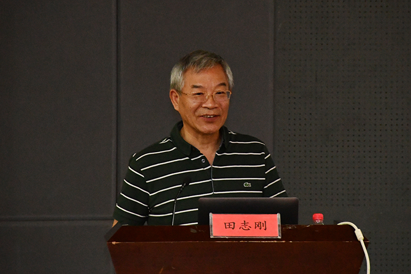 田志刚院士作报告张金锁书记向田志刚院士赠书付峰副校长主持报告会