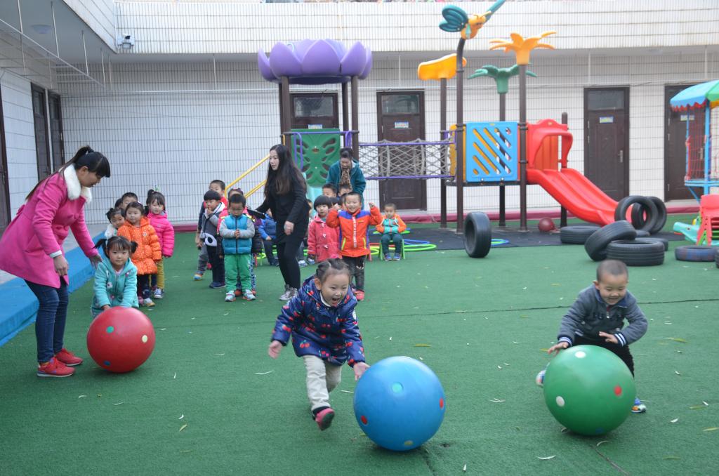 附属幼儿园首届户外体育趣味游戏比赛活动