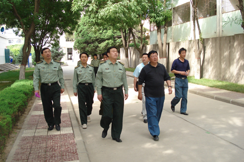 延安市军分区司令员周克力来我校就2008年在应届毕业生中直招"士官生"