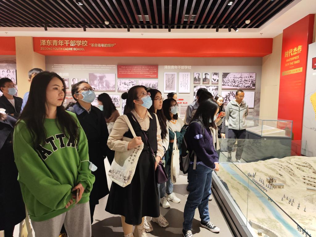 我校举行2022年新进教师入职培训