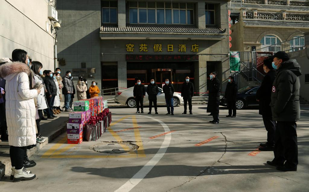 【疫情防控】腊八送暖心系职工校领导慰问单身教职工