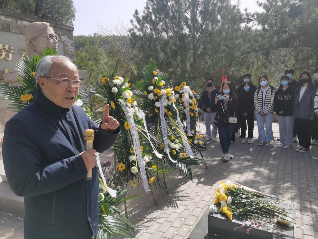 路遥研究会在路遥墓前开展缅怀路遥和纪念路遥逝世30周年扫墓活动