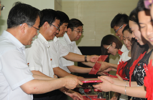 校领导们为获奖集体和个人颁奖