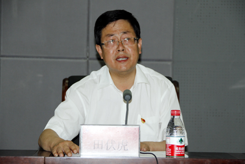 田伏虎副书记宣读表彰决定