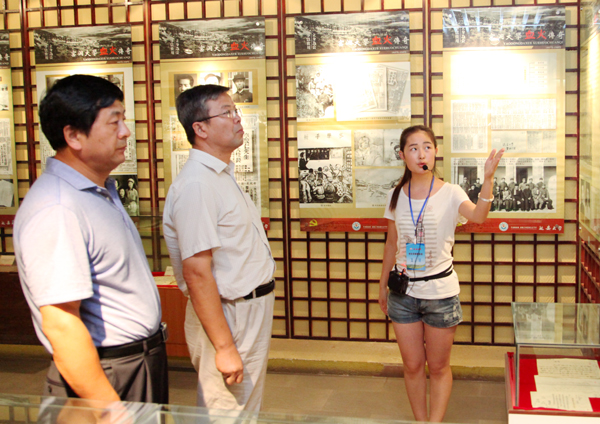 参观校史陈列馆