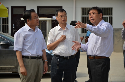 第二检查组检查学校三大门口的周边环境