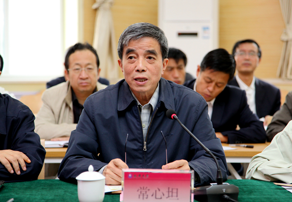 专家组副组长常心坦主持并发言