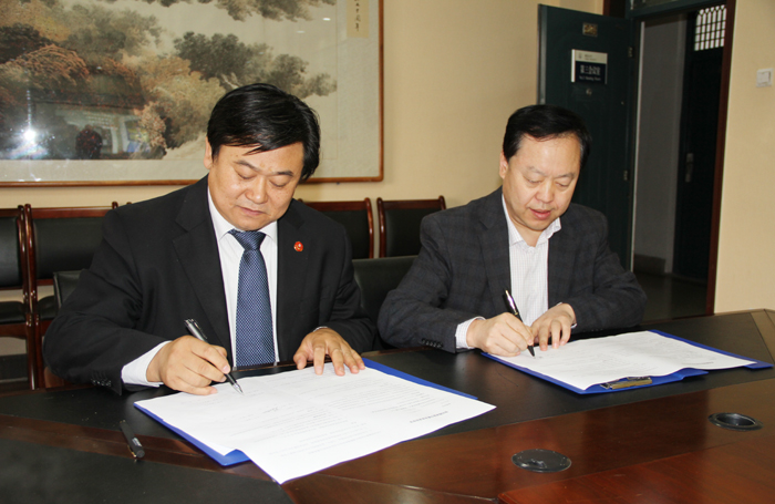 在合作协议上签字