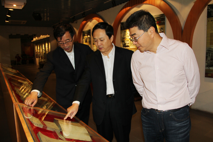 参观校史陈列馆