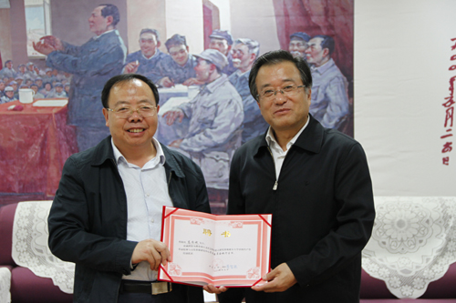 崔智林校长向委员们颁发聘书