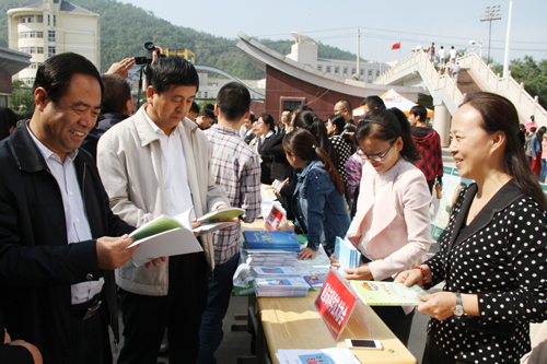与会领导观看科普宣传页