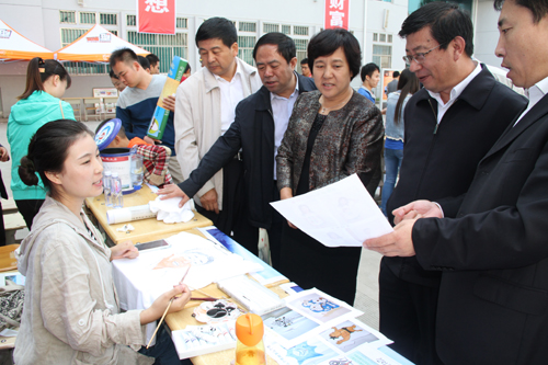 与会领导与我校人员交流