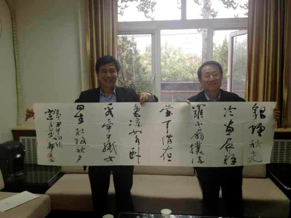 王亚杰书记向北京理工大学党委书记张炜赠送教师书法作品