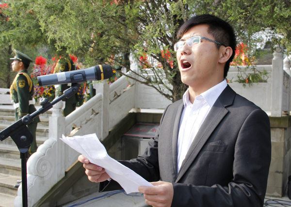 我校经管学院学生梁陈作为大学生代表发言