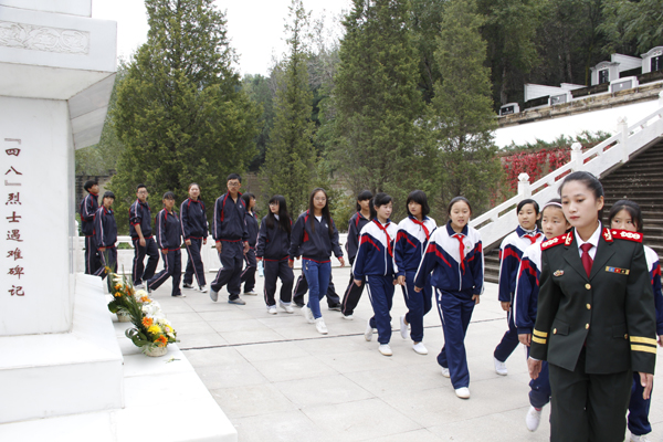 瞻仰四八烈士纪念碑