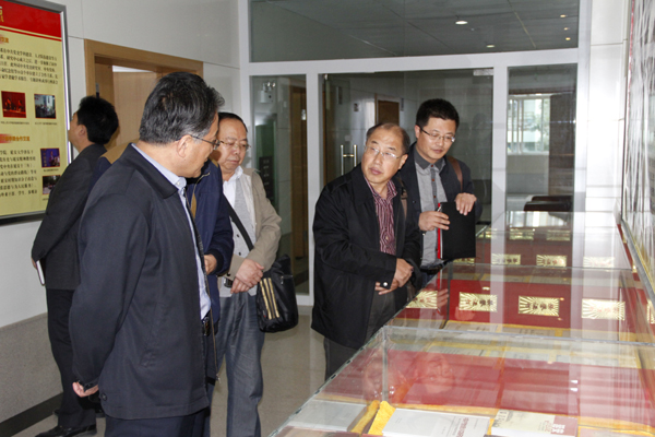 参观红色基地资料室