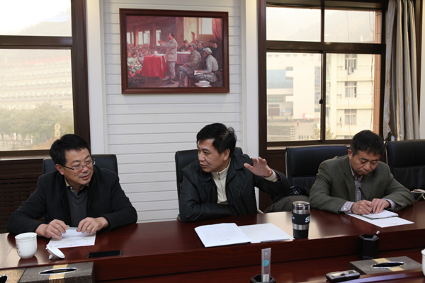 王亚杰书记向专家组介绍我校情况及办学思路