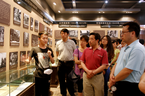 考察团一行参观我校路遥文学馆