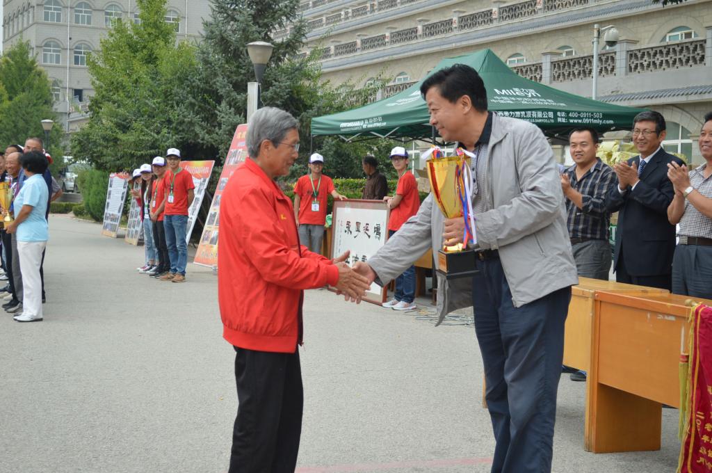 延安市老干局局长李得永为一等奖获奖队伍颁奖