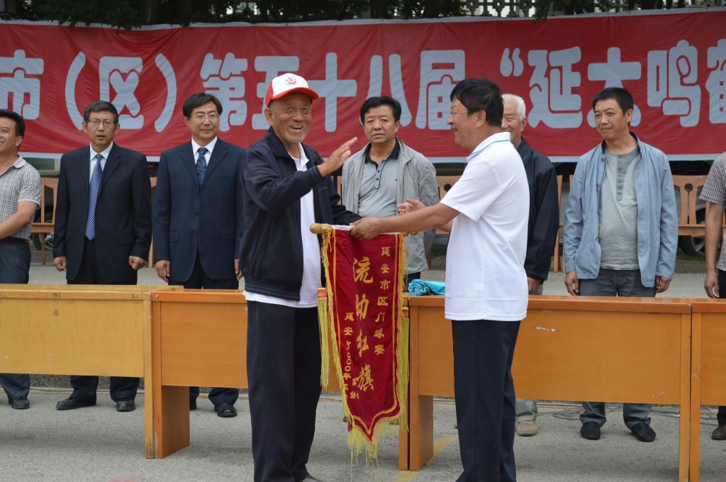郝延平副处长向市门协主席郭忠和交回承办流动红旗