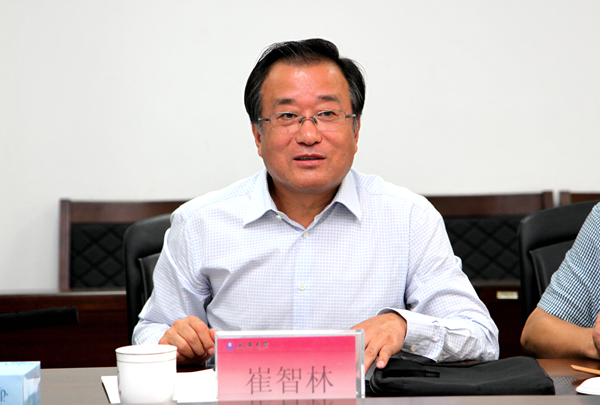 崔智林校长介绍学校情况
