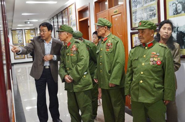 参观鲁艺学院院史展