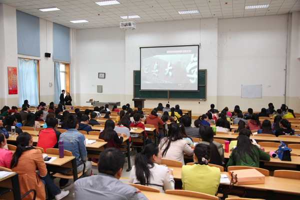 学员观看延安大学宣传片