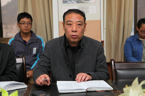 相关部门负责人回答学生代表提问