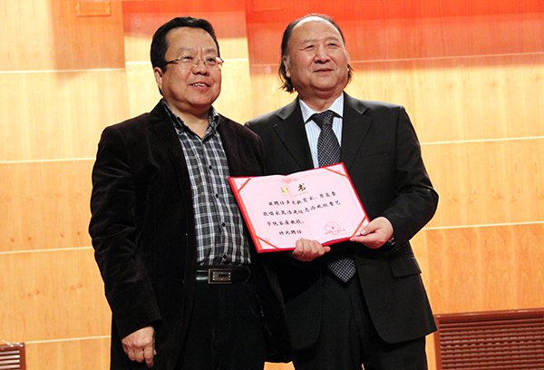 刘常喜院长向晁浩建教授颁发聘书