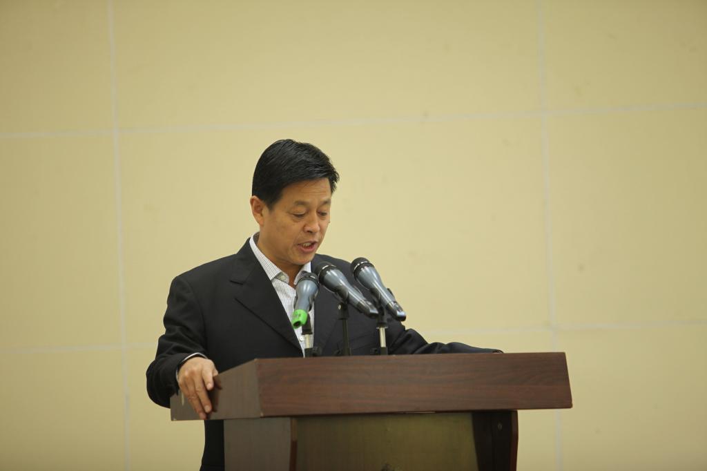 高峰部长作报告