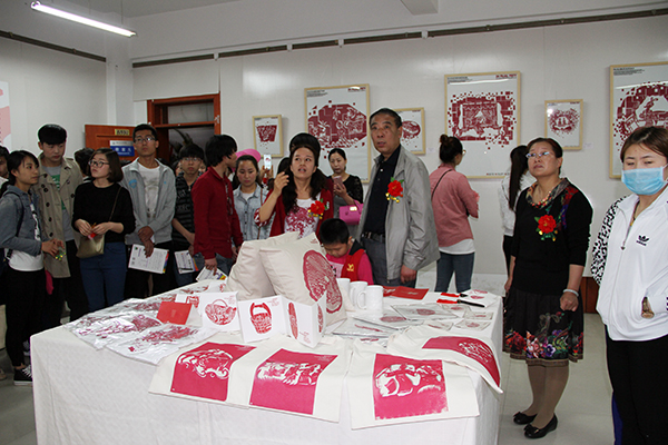 张晓蓉老师向师生介绍作品