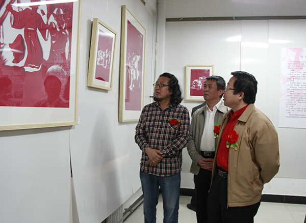 与会嘉宾观看画展