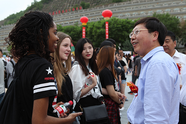 张金锁校长与参加文化节的外国代表团交流