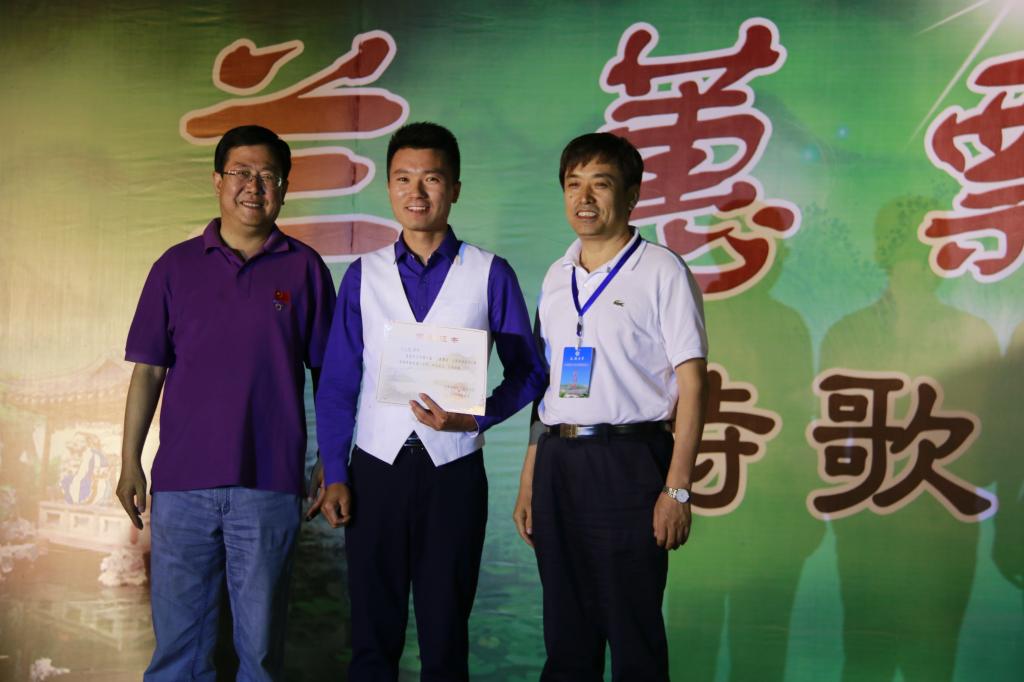 2.教育部机关党委副书记吕文元、校党委副书记田伏虎为获奖学生颁奖