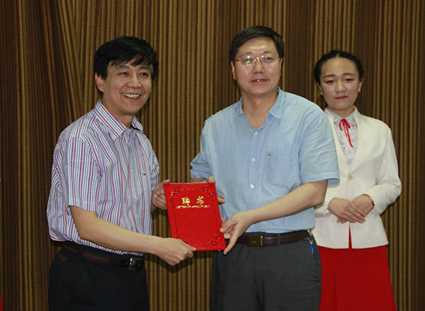 王亚杰书记向学术委员会主任张金锁同志颁发聘书