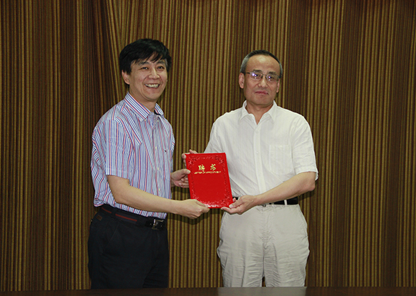 王亚杰书记向学术委员会执行主任武宏志颁发聘书