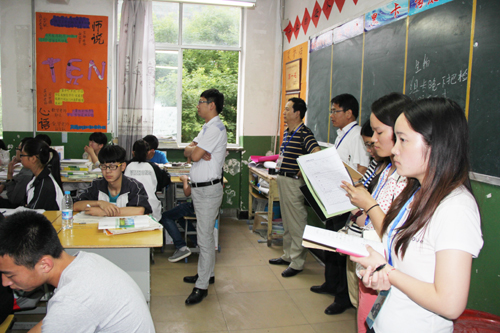 观摩课堂教学