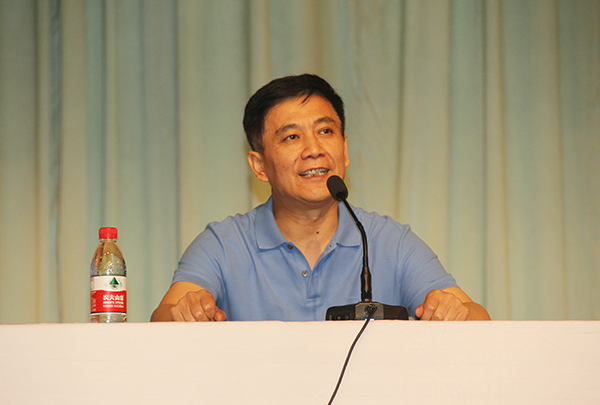 王亚杰书记主持报告会