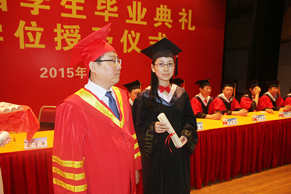 陈华院长向毕业生颁发证书