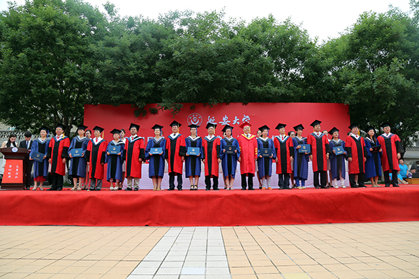 与会的校领导向毕业生颁发证书