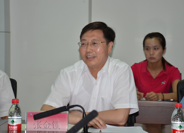 张金锁校长介绍我校情况