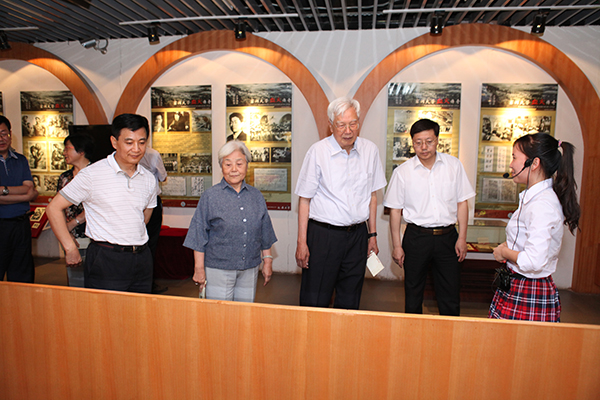 参观校史陈列馆