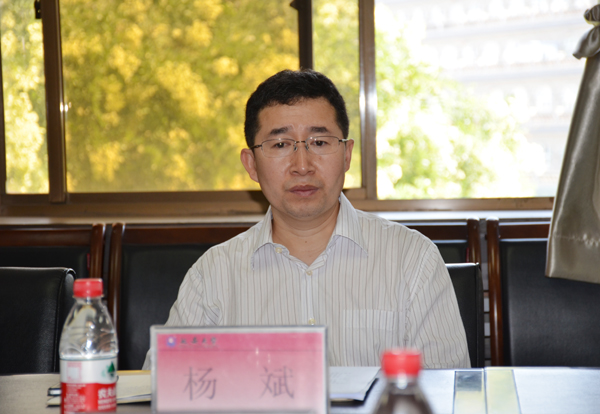 杨斌同志宣读任命文件